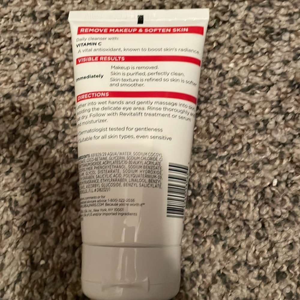 L’Oréal Paris Revitalift Cleanser - Picture 2 of 3